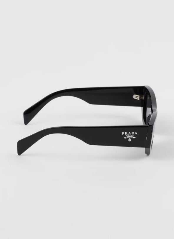 occhiali da sole con logo prada
