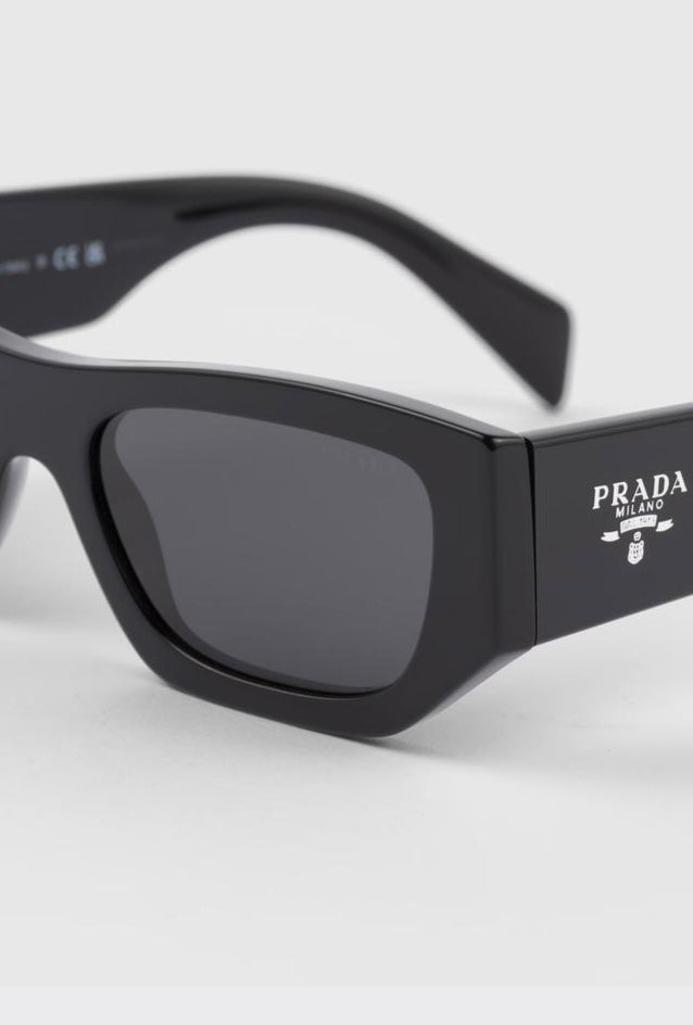 occhiali da sole con logo prada