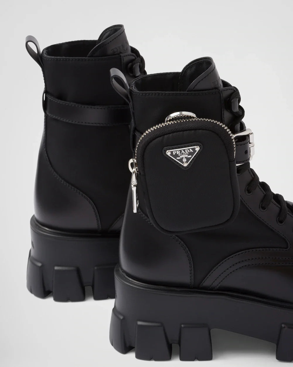PRADA Stivaletti Monolith in pelle e Re-Nylon con pouch